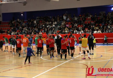 Las gradas de ‘El Viejo’ se llenaron de solidaridad durante el I Partido de Fútbol Sala Benéfico ‘Contra el Cáncer Infantil’